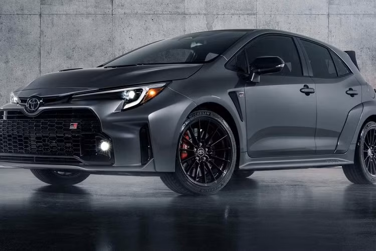 Chính vì sự nổi tiếng của mẫu xe GR Corolla 2023 mà nhiều đại lý Toyota trên thế giới phải bắt buộc tổ chức các buổi lễ bốc thăm, quay xổ số để tìm ra người may mắn mua xe. Nói về Bắc Mỹ, Toyota Canada đã tổ chức một cuộc thi để xác định 9 người chiến thắng có cơ hội mua GR Corolla.