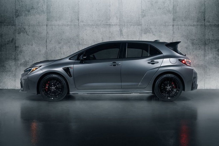 Toyota GR Corolla 2023 vẫn được trang bị khối động cơ 3 xi-lanh, DOHC, tăng áp, dung tích 1.6 lít, sản sinh công suất tối đa 300 mã lực và mô-men xoắn cực đại 370 Nm. Sức mạnh này cho phép Toyota GR Corolla 2023 tăng tốc từ 0-100 km/h trong thời gian 5,5 giây.