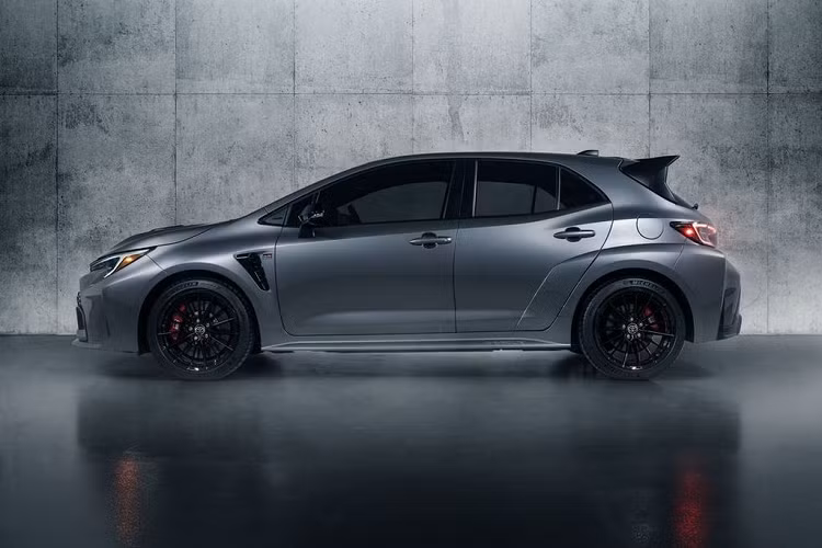 Toyota GR Corolla 2023 vẫn được trang bị khối động cơ 3 xi-lanh, DOHC, tăng áp, dung tích 1.6 lít, sản sinh công suất tối đa 300 mã lực và mô-men xoắn cực đại 370 Nm. Sức mạnh này cho phép Toyota GR Corolla 2023 tăng tốc từ 0-100 km/h trong thời gian 5,5 giây.