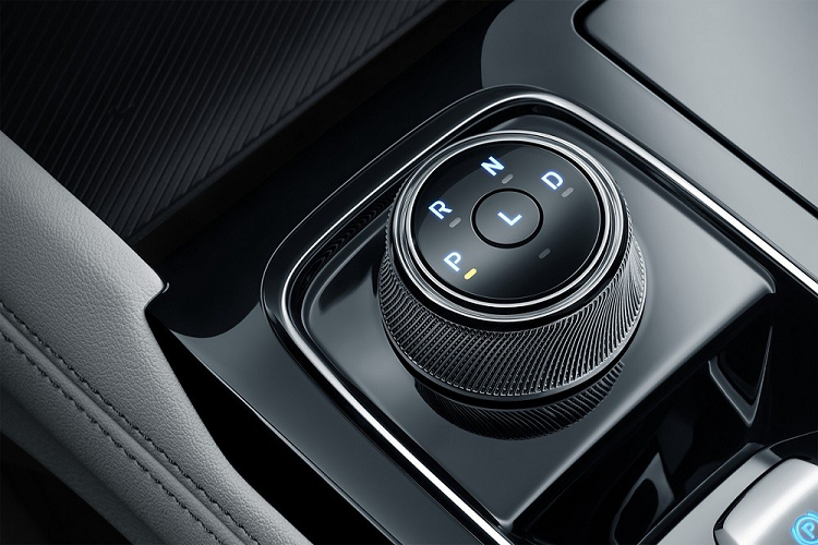 Trong khi đó, ở phía sau, Ford Equator Sport 2022 đi kèm nhiều đường nét nằm ngang khiến đuôi xe như rộng hơn và bề thế hơn. Tại đây, xe được trang bị cụm đèn hậu hình chữ "L" ngược, gợi liên tưởng đến VinFast LUX A2.0 và tạo sự tương đồng với dải đèn LED định vị ban ngày. Thêm vào đó là tem chữ nổi "Equator Sport" giữa 2 đèn hậu, nẹp mạ crôm bao quanh 2 hốc gió giả và bộ khuếch tán gió màu đen.