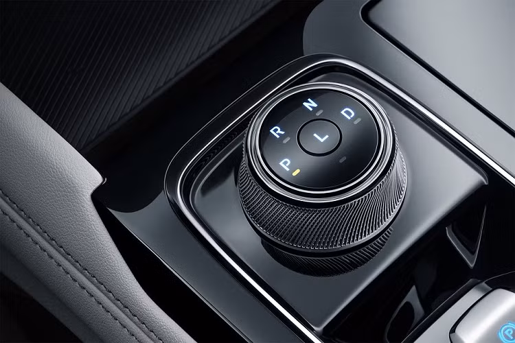 Trong khi đó, ở phía sau, Ford Equator Sport 2022 đi kèm nhiều đường nét nằm ngang khiến đuôi xe như rộng hơn và bề thế hơn. Tại đây, xe được trang bị cụm đèn hậu hình chữ "L" ngược, gợi liên tưởng đến VinFast LUX A2.0 và tạo sự tương đồng với dải đèn LED định vị ban ngày. Thêm vào đó là tem chữ nổi "Equator Sport" giữa 2 đèn hậu, nẹp mạ crôm bao quanh 2 hốc gió giả và bộ khuếch tán gió màu đen.