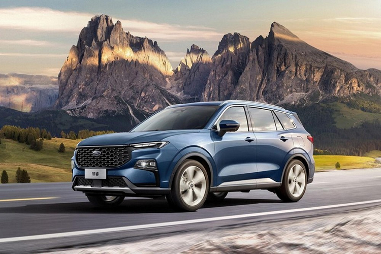 Tương tự những mẫu xe cùng thương hiệu như Equator, Mondeo và Evos 2022, Equator Sport cũng được áp dụng triết lý thiết kế mới của hãng Ford. Điều này được thể hiện rõ qua thiết kế đầu xe với lưới tản nhiệt hình bát giác cỡ lớn và hệ thống đèn chia thành 2 tầng.