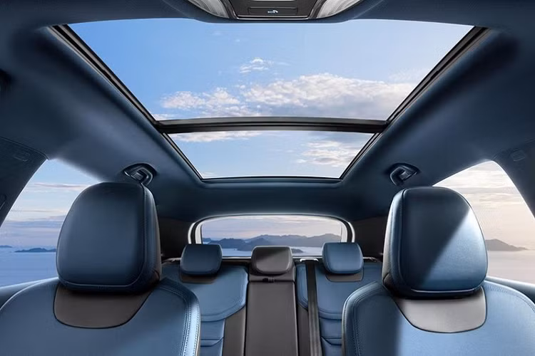 Xe có những trang bị đáng chú ý như màn hình cỡ lớn trên mặt táp-lô, kết hợp giữa màn hình LCD của bảng đồng hồ kỹ thuật số và màn hình thông tin giải trí, cả hai đều có kích thước 12,3 inch.