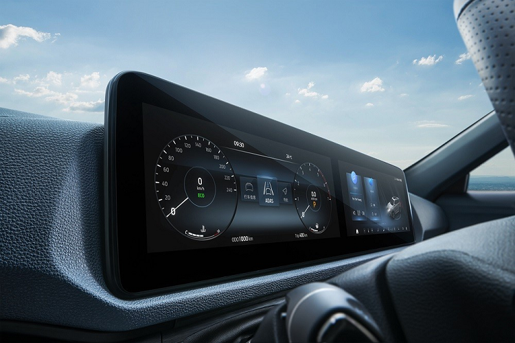 Núm xoay chuyển số, phanh tay điện tử, tính năng tự động giữ phanh tạm thời trên cụm điều khiển trung tâm. Chưa hết, xe còn có sạc điện thoại thông minh không dây, tính năng ra lệnh bằng giọng nói, cập nhật phần mềm qua Wi-Fi, hệ thống định vị thực tế ảo, kết nối với điện thoại thông minh và hệ thống Tencent TAI 4.0 mang đến những ứng dụng như WeChat, bản đồ Tencent thông minh, hát karaoke National K-song hay họp trực tuyến Tencent Conference.