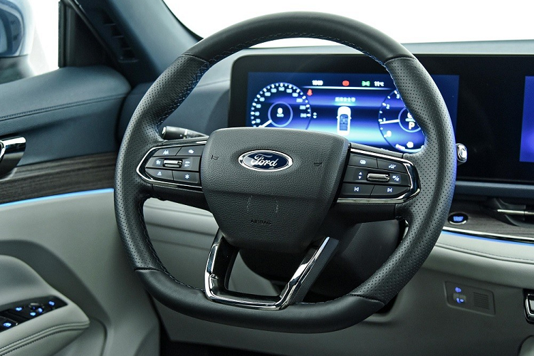 Trong đó, dải đèn LED định vị ban ngày hình chữ "L" ngược nối liền với nẹp mạ crôm trên đỉnh lưới tản nhiệt. Ở bên sườn, mẫu SUV cỡ C này có các loại vành la-zăng khác nhau với đường kính 18 inch hoặc 19 inch, tùy phiên bản.