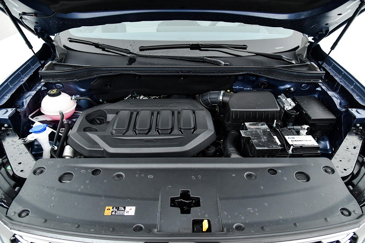 "Trái tim" của Ford Equator Sport 2022 là khối động cơ xăng EcoBoost 4 xi-lanh, tăng áp, dung tích 1.5L sản sinh công suất tối đa 170 mã lực và mô-men xoắn cực đại 260 Nm. Động cơ kết hợp với hộp số tự động ly hợp kép ướt 7 cấp, cho phép xe có thể đạt tốc độ tối đa 180 km/h.