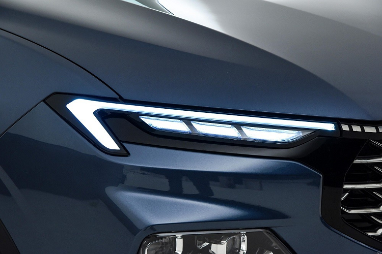 Như thông tin đã đưa, Ford Equator Sport 2022 mới là mẫu xe được định vị trong phân khúc SUV hạng C. Xe sở hữu chiều dài 4.630 mm, chiều rộng 1.935 mm, chiều cao 1.706 mm và chiều dài cơ sở 2.726 mm. So với các đối thủ cùng phân khúc như Honda CR-V, mẫu xe này sở hữu chiều dài cơ sở nhỉnh hơn.