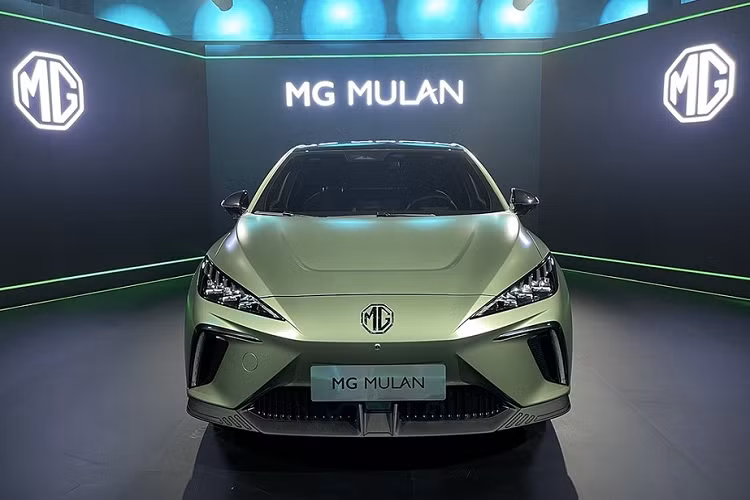 Tuy là xe toàn cầu nhưng xe điện MG Mulan 2022 lại sở hữu tên gọi bắt nguồn từ nhân vật nữ anh hùng Mộc Lan trong truyền thuyết dân gian của Trung Quốc. Hãng MG chọn cái tên này nhằm thể hiện sức mạnh và tinh thần sẵn sàng đột phá của mẫu xe mới. Được phát triển dựa trên cơ sở gầm bệ Nebula do công ty mẹ SAIC chế tạo, MG Mulan sở hữu chiều dài 4.287 mm, chiều rộng 1.836 mm, chiều cao 1.516 mm và chiều dài cơ sở 2.705 mm. Với chiều dài cơ sở này, MG Mulan sẽ được định vị trong phân khúc hatchback hạng C.