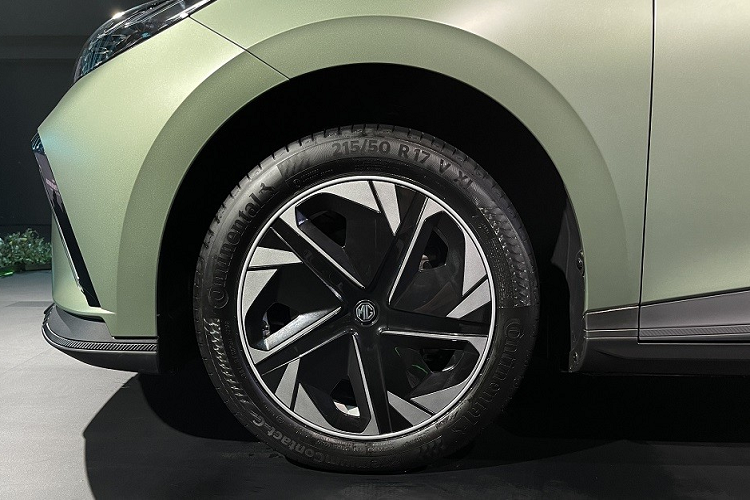 Ở bên sườn, MG Mulan 2022 có những đường dập gân sắc sảo, nóc dốc dần về phía sau theo phong cách coupe và bộ vành hợp kim 17 inch với thiết kế 5 chấu kép, sơn phối 2 màu thể thao. Vành đi với lốp Continental có kích thước 215/50 R17.