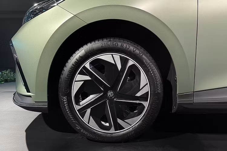 Ở bên sườn, MG Mulan 2022 có những đường dập gân sắc sảo, nóc dốc dần về phía sau theo phong cách coupe và bộ vành hợp kim 17 inch với thiết kế 5 chấu kép, sơn phối 2 màu thể thao. Vành đi với lốp Continental có kích thước 215/50 R17.