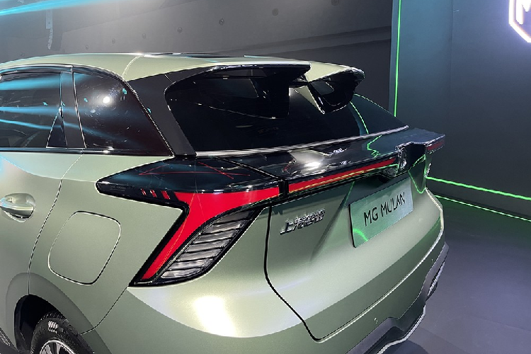 Đằng sau MG Mulan 2022 xuất hiện cụm đèn hậu hình chữ "Y" nối liền với nhau và tấm ốp giả bộ khuếch tán gió dưới cản va. 2 cánh gió mui tách rời cũng là điểm nhấn đáng chú ý của mẫu xe hatchback thuần điện này. Hiện hãng MG chưa hé lộ hình ảnh nội thất của Mulan mới. Tuy nhiên, với nóc hoàn toàn bằng kính, nội thất của xe hứa hẹn sẽ tạo cảm giác thoáng đãng cho người ngồi bên trong.
