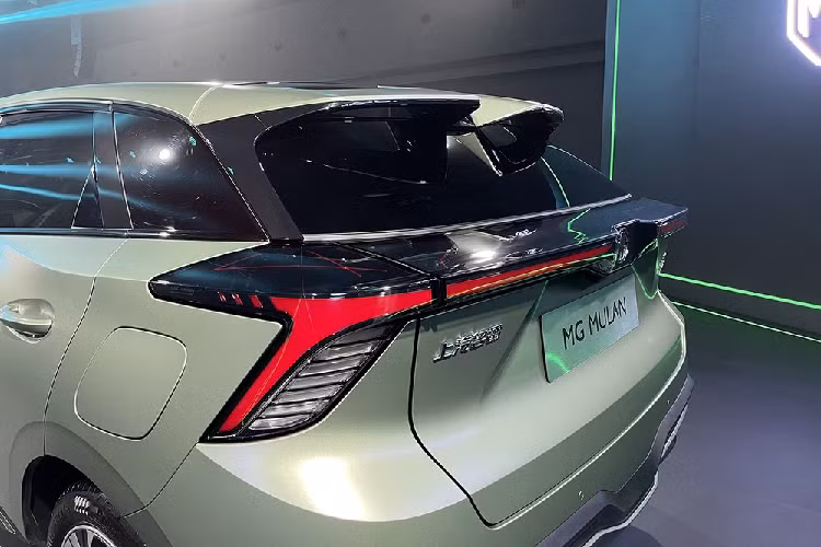 Đằng sau MG Mulan 2022 xuất hiện cụm đèn hậu hình chữ "Y" nối liền với nhau và tấm ốp giả bộ khuếch tán gió dưới cản va. 2 cánh gió mui tách rời cũng là điểm nhấn đáng chú ý của mẫu xe hatchback thuần điện này. Hiện hãng MG chưa hé lộ hình ảnh nội thất của Mulan mới. Tuy nhiên, với nóc hoàn toàn bằng kính, nội thất của xe hứa hẹn sẽ tạo cảm giác thoáng đãng cho người ngồi bên trong.
