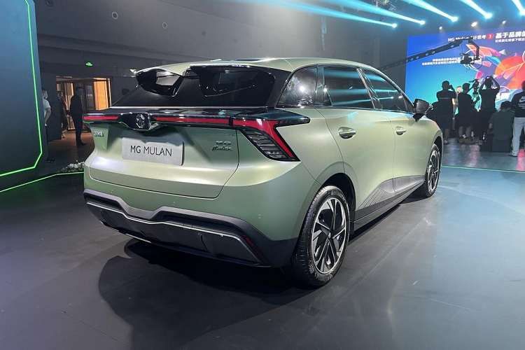 Hãng MG cho biết Mulan sẽ có 3 loại pin do Ningde E-CON Power System sản xuất với dung lượng 51 kWh, 64 kWh và 77 kWh. Nhờ đó, mẫu ô tô điện này có phạm vi di chuyển lần lượt là 400 km, 500 km và 600 km. Đặc biệt, người dùng có thể đổi pin cho xe để tiết kiệm thời gian sạc.