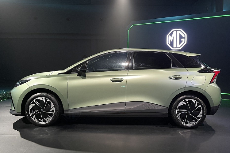 Hiện giá xe MG Mulan 2022 vẫn chưa được công bố. Tuy nhiên, hãng MG khẳng định xe sẽ có giá dưới 200.000 Nhân dân tệ (khoảng 700 triệu đồng) tại thị trường Trung Quốc. Khi mua MG Mulan mới, khách hàng Trung Quốc có thể chọn 1 trong 6 màu sơn ngoại thất là xanh lá, trắng, bạc, đỏ, xám và xanh dương.