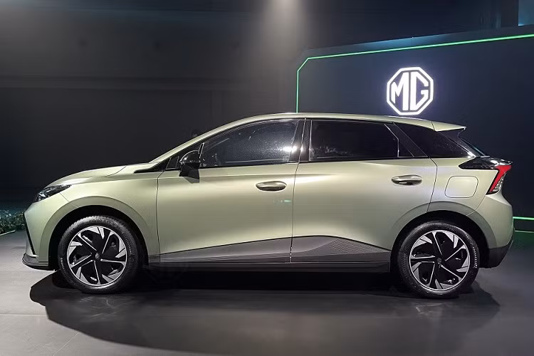 Hiện giá xe MG Mulan 2022 vẫn chưa được công bố. Tuy nhiên, hãng MG khẳng định xe sẽ có giá dưới 200.000 Nhân dân tệ (khoảng 700 triệu đồng) tại thị trường Trung Quốc. Khi mua MG Mulan mới, khách hàng Trung Quốc có thể chọn 1 trong 6 màu sơn ngoại thất là xanh lá, trắng, bạc, đỏ, xám và xanh dương.