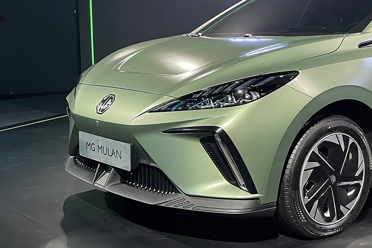 Bên ngoài, MG Mulan 2022 có ngoại hình khá thể thao nhằm thu hút giới trẻ. Trên đầu xe, mẫu ô tô điện này được trang bị đèn pha hình tam giác sắc sảo, 2 khe gió cỡ lớn tích hợp đèn sương mù trước nằm dọc và hốc gió trung tâm hình lục giác khá rộng. Tuy nhiên, thiết kế đầu xe của tân binh nhà MG lại bị đánh giá là trông khá giống Lamborghini Urus.