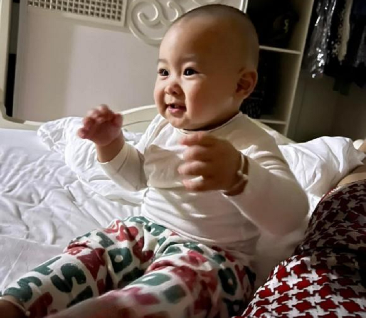 Tinh hinh suc khoe cua con trai Que Van sau khi mac Covid-19