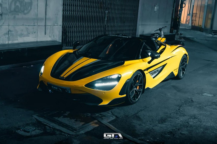 "Trái tim" của McLaren 720S Spider vẫn là khối động cơ xăng V8, tăng áp kép, dung tích 4.0 lít, tạo ra công suất tối đa 710 mã lực tại vòng tua máy 7.000 vòng/phút và mô-men xoắn cực đại 770 Nm tại vòng tua máy 5.500 vòng/phút.