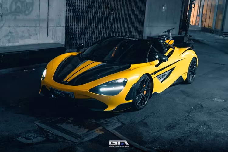 "Trái tim" của McLaren 720S Spider vẫn là khối động cơ xăng V8, tăng áp kép, dung tích 4.0 lít, tạo ra công suất tối đa 710 mã lực tại vòng tua máy 7.000 vòng/phút và mô-men xoắn cực đại 770 Nm tại vòng tua máy 5.500 vòng/phút.