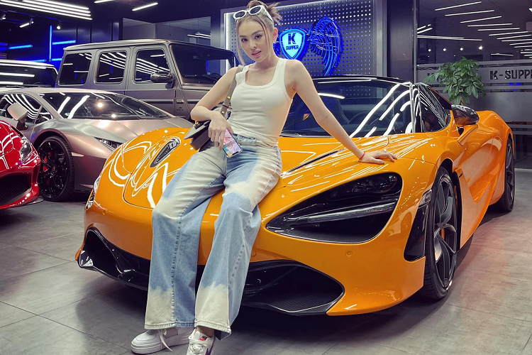 Đối với chiếc McLaren 720S Spider mui trần khoác áo độc trong bài, xe đã được chủ nhân cho dán decal màu vàng kèm theo một số họa tiết phong cách xe đua thể thao gồm nắp ca-pô dán màu đen, 2 sọc màu vàng trùng màu với thân xe và thêm 2 sọc xám nhẹ ở 2 bên hông.