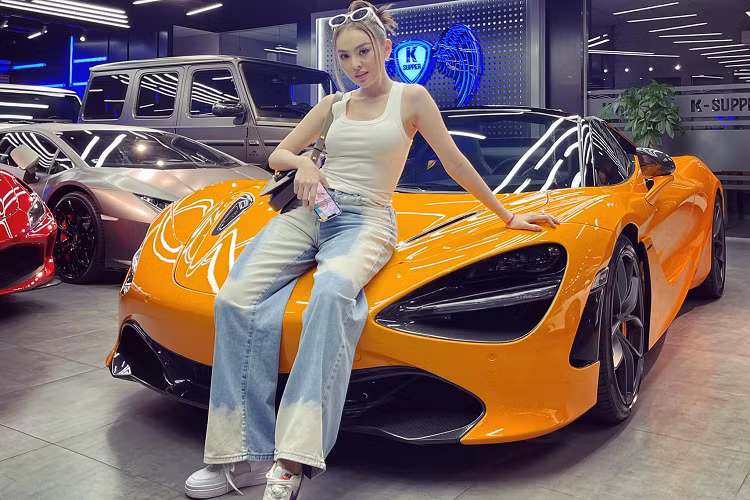 Đối với chiếc McLaren 720S Spider mui trần khoác áo độc trong bài, xe đã được chủ nhân cho dán decal màu vàng kèm theo một số họa tiết phong cách xe đua thể thao gồm nắp ca-pô dán màu đen, 2 sọc màu vàng trùng màu với thân xe và thêm 2 sọc xám nhẹ ở 2 bên hông.