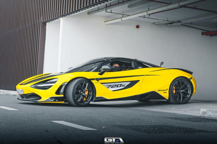 Sức mạnh được truyền tới bánh thông qua hộp số tự động tuần tự 7 cấp, cho phép siêu xe mui trần McLaren 720S Spider tăng tốc từ 0-100 km/h trong 2,8 giây và 0-200 km/h trong 7,9 giây trước khi đạt vận tốc tối đa 341 km/h.