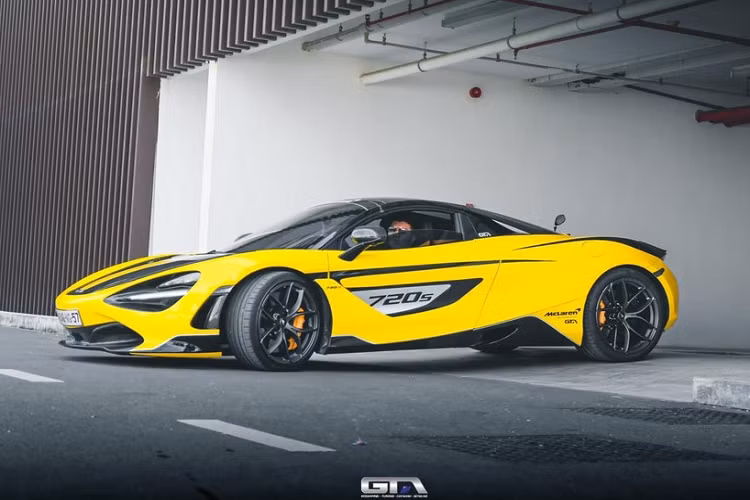 Sức mạnh được truyền tới bánh thông qua hộp số tự động tuần tự 7 cấp, cho phép siêu xe mui trần McLaren 720S Spider tăng tốc từ 0-100 km/h trong 2,8 giây và 0-200 km/h trong 7,9 giây trước khi đạt vận tốc tối đa 341 km/h.