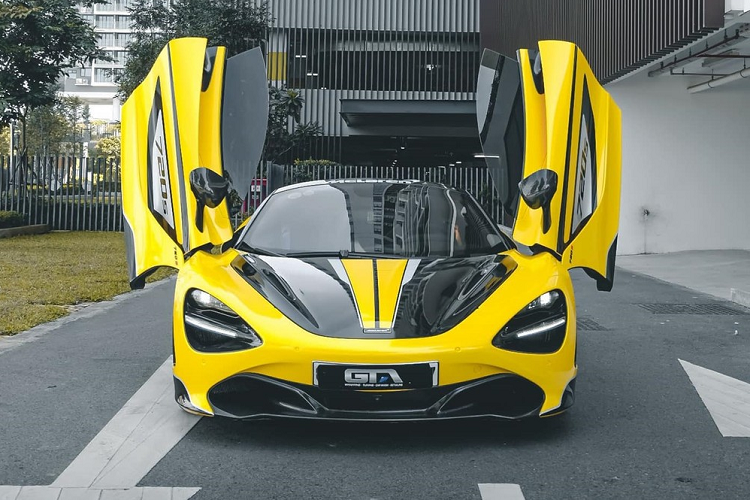 McLaren 720S Spider lúc mới ra mắt là 1 trong số siêu xe mui trần sử dụng động cơ V8 mạnh nhất trên thế giới. Xe hiện cũng có thời gian đóng hoặc mở mui tốc độ nhất. Mức giá xe McLaren 720S tại Việt Nam hiện khoảng hơn 20 tỷ đồng. 