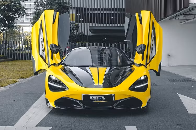 McLaren 720S Spider lúc mới ra mắt là 1 trong số siêu xe mui trần sử dụng động cơ V8 mạnh nhất trên thế giới. Xe hiện cũng có thời gian đóng hoặc mở mui tốc độ nhất. Mức giá xe McLaren 720S tại Việt Nam hiện khoảng hơn 20 tỷ đồng. 