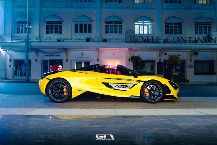 Khi phần mui xếp cứng của siêu xe mui trần McLaren 720S Spider được hạ xuống, tốc độ tối đa của xe chỉ có thể đạt 325 km/h.