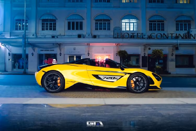 Khi phần mui xếp cứng của siêu xe mui trần McLaren 720S Spider được hạ xuống, tốc độ tối đa của xe chỉ có thể đạt 325 km/h.