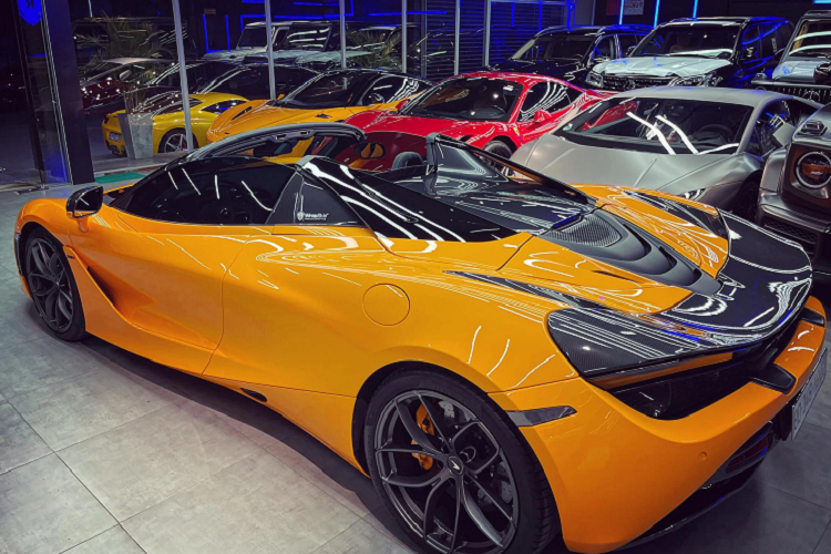 So với màu sơn nguyên bản xe McLaren 720S Spider là Orange thi màu vàng này có vẻ bắt mắt hơn. Cản trước của xe cũng được trang trí thêm, trong khi bên hông được bổ sung họa tiết lấy cảm hứng từ logo McLaren kèm theo tên xe "720S" và 2 đường màu đen hất từ phía sau lên.