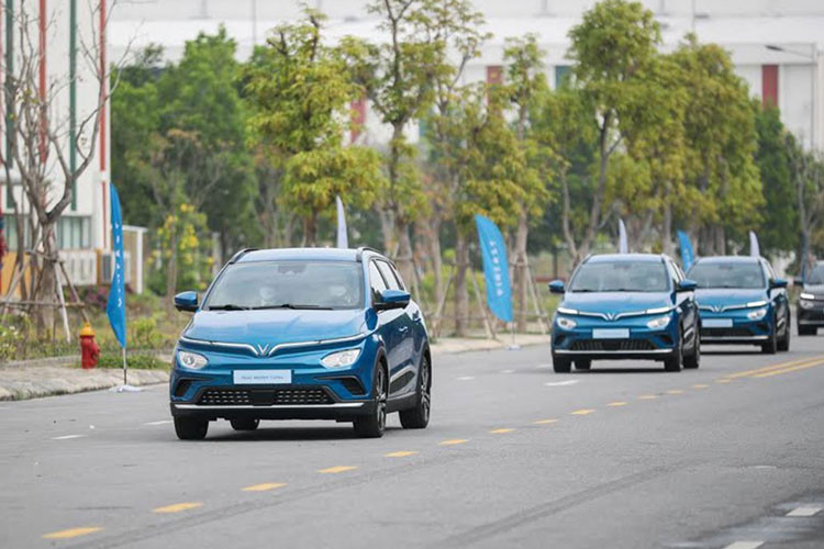 Mỗi suất cọc sớm xe Vinfast VF e34 có giá bán lại chênh dao động phổ biến 30-40 triệu đồng, nhưng bù lại, khách hàng có thể tiết kiệm số tiền lên đến 300 triệu đồng so với đặt cọc mua xe ở thời điểm hiện tại, đồng thời rút ngắn khoảng thời gian chờ đợi.