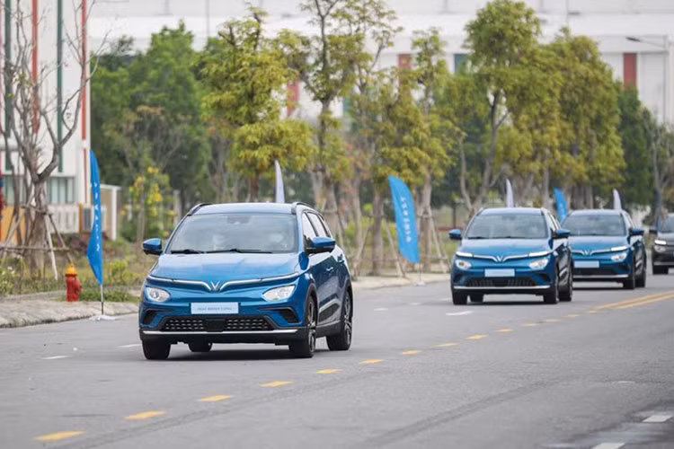 Mỗi suất cọc sớm xe Vinfast VF e34 có giá bán lại chênh dao động phổ biến 30-40 triệu đồng, nhưng bù lại, khách hàng có thể tiết kiệm số tiền lên đến 300 triệu đồng so với đặt cọc mua xe ở thời điểm hiện tại, đồng thời rút ngắn khoảng thời gian chờ đợi.