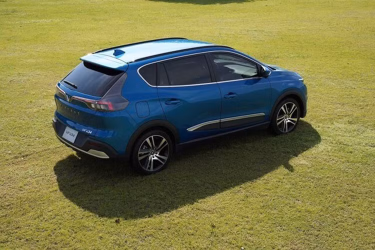 Bên cạnh đó hãng xe Vinfast cũng ngừng ưu đãi giá pin, do đó pin xe hiện tại có giá 190 triệu đồng thay vì 120 triệu đồng như trước đó.