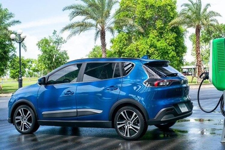 Trong khi đó, gói thuê pin linh hoạt với chi phí 657.500 đồng/tháng và 1.315 đồng/km bị loại bỏ. Với những đơn đặt cọc từ ngày 14/11, giá xe VinFast VF e34 tăng từ 690 triệu đồng lên 710 triệu đồng.