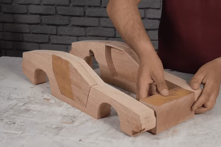 Bây giờ DMC-12 là một phương tiện mang tính biểu tượng, và trong một video mới, kênh YouTube “Awesome Woodcraft” đã tạo nên một bản sao DMC-12 bằng gỗ tuyệt đẹp.