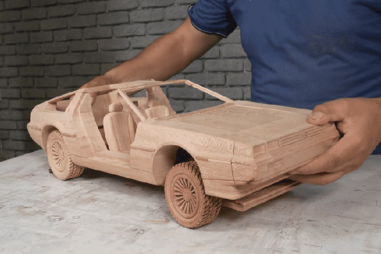 Không chỉ chế tác một chiếc DMC-12 thông thường, “Awesome Woodcraft” đã tạo ra một chiếc giống như trong phim “Back to the Future” với tất cả các thiết bị bổ sung và dáng vẻ hơi khác một chút. Rõ ràng, phiên bản xe này không hề dễ tái tạo bằng gỗ, nhưng người thợ mộc đã mô phỏng cẩn thận từng chi tiết một cách đáng kinh ngạc.