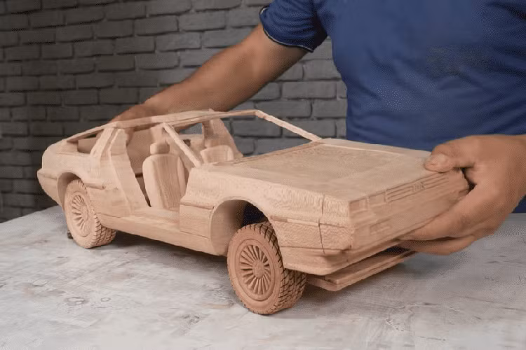 Không chỉ chế tác một chiếc DMC-12 thông thường, “Awesome Woodcraft” đã tạo ra một chiếc giống như trong phim “Back to the Future” với tất cả các thiết bị bổ sung và dáng vẻ hơi khác một chút. Rõ ràng, phiên bản xe này không hề dễ tái tạo bằng gỗ, nhưng người thợ mộc đã mô phỏng cẩn thận từng chi tiết một cách đáng kinh ngạc.