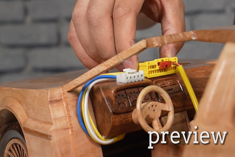 Thật thú vị khi chiếc DMC-12 bằng gỗ này đã xuất hiện tại thời điểm gần lúc một phiên bản tái sinh của mẫu xe thể thao nổi tiếng sẽ được ra mắt lần đầu.