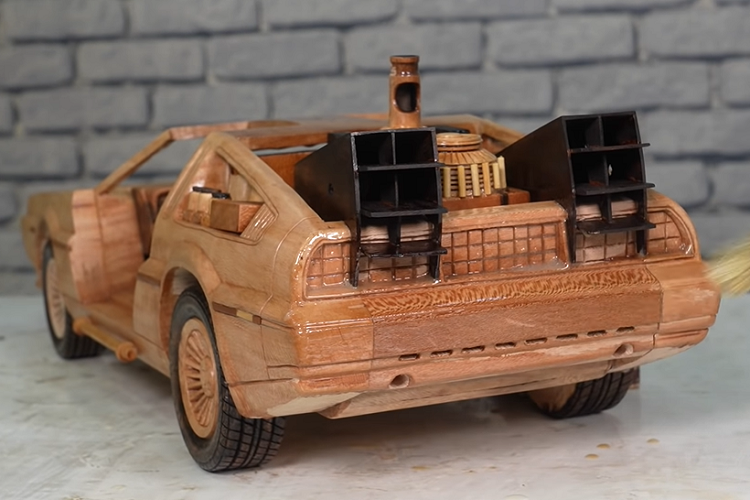 Mẫu xe được đại tu hoàn toàn này sẽ giữ nguyên bộ cửa cánh chim của xe gốc nhưng rất có thể sẽ chuyển từ hệ thống động cơ đốt trong sang hệ thống mô tơ điện hoàn toàn.