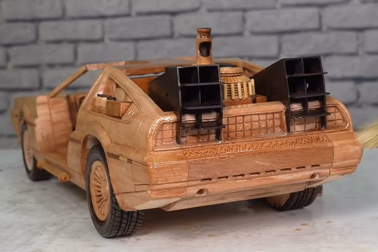 Mẫu xe được đại tu hoàn toàn này sẽ giữ nguyên bộ cửa cánh chim của xe gốc nhưng rất có thể sẽ chuyển từ hệ thống động cơ đốt trong sang hệ thống mô tơ điện hoàn toàn.