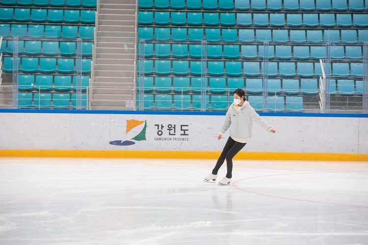 Kim Yuna được yêu thích khi luôn mang đến những ảnh hưởng tích cực đến giới trẻ. Mặt khác, cô nhiều lần làm rạng danh nước nhà tại sân băng quốc tế. Vẻ đẹp nhẹ nhàng cũng trở thành yếu tố giúp nữ vận động viên được yêu thích. Tận dụng thế mạnh của bản thân, Kim Yuna trung thành với hình ảnh sang trọng, nữ tính mỗi khi dự sự kiện. Cô ưu tiên các mẫu váy áo dáng dài, chiết eo. Ngoài ra, cô thường diện trang phục có màu sắc trung tính. 