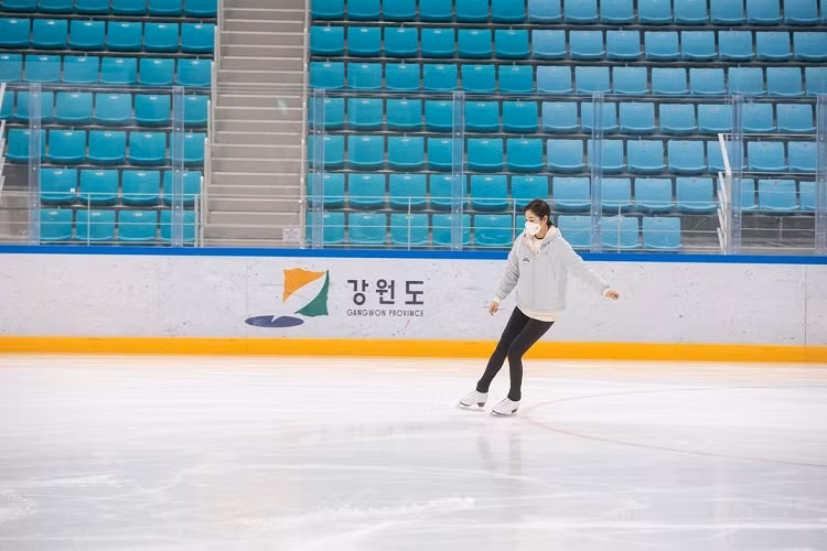 Kim Yuna được yêu thích khi luôn mang đến những ảnh hưởng tích cực đến giới trẻ. Mặt khác, cô nhiều lần làm rạng danh nước nhà tại sân băng quốc tế. Vẻ đẹp nhẹ nhàng cũng trở thành yếu tố giúp nữ vận động viên được yêu thích. Tận dụng thế mạnh của bản thân, Kim Yuna trung thành với hình ảnh sang trọng, nữ tính mỗi khi dự sự kiện. Cô ưu tiên các mẫu váy áo dáng dài, chiết eo. Ngoài ra, cô thường diện trang phục có màu sắc trung tính. 