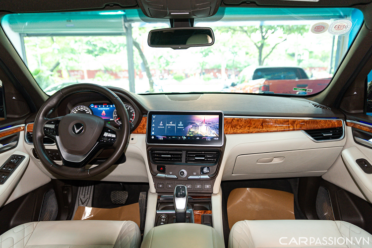 Vô lăng 3 chấu thể thao đầy các phím bấm tiện lợi. Bảng đồng hồ tốc độ và cần số không có nhiều sự khác biệt so với Lux SA2.0. Nội thất trên xe sử dụng da Nappa cao cấp đến từ Eagle Ottawa – nhà cung cấp da độc quyền toàn cầu, cùng loại gỗ ốp Veneer thượng hạng được sản xuất tại Ý.