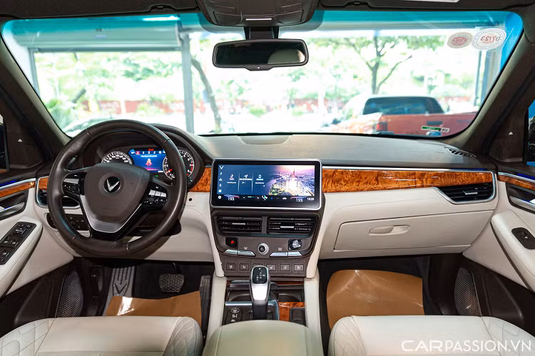 Vô lăng 3 chấu thể thao đầy các phím bấm tiện lợi. Bảng đồng hồ tốc độ và cần số không có nhiều sự khác biệt so với Lux SA2.0. Nội thất trên xe sử dụng da Nappa cao cấp đến từ Eagle Ottawa – nhà cung cấp da độc quyền toàn cầu, cùng loại gỗ ốp Veneer thượng hạng được sản xuất tại Ý.