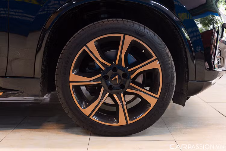 Bộ mâm 7 chấu màu đen kích thước 20 inch được điểm xuyết bằng chi tiết màu vàng đồng. Đuôi xe sở hữu hệ thống ống xả kép đối xứng 2 bên, phần nhựa dưới cản sau màu đen bóng sang trọng, đuôi gió thể thao và logo chủ tịch President là những điểm nhấn. 