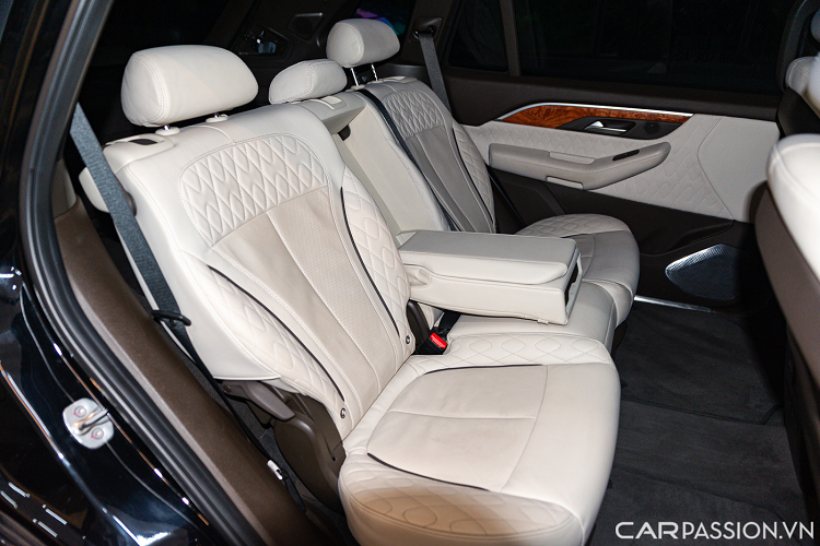 VinFast President được trang bị động cơ V8 6.2L mạnh mẽ bậc nhất thế giới. Với công suất tối đa 420 mã lực, mô-men xoắn cực đại 624 Nm, kết hợp cùng hộp số tự động 8 cấp và hệ dẫn động 4 bánh toàn thời gian, VinFast President có thể tăng tốc từ 0-100 km/h trong 6,8 giây, đạt vận tốc tối đa gần 300 km/h.