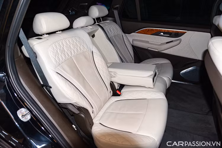 VinFast President được trang bị động cơ V8 6.2L mạnh mẽ bậc nhất thế giới. Với công suất tối đa 420 mã lực, mô-men xoắn cực đại 624 Nm, kết hợp cùng hộp số tự động 8 cấp và hệ dẫn động 4 bánh toàn thời gian, VinFast President có thể tăng tốc từ 0-100 km/h trong 6,8 giây, đạt vận tốc tối đa gần 300 km/h.