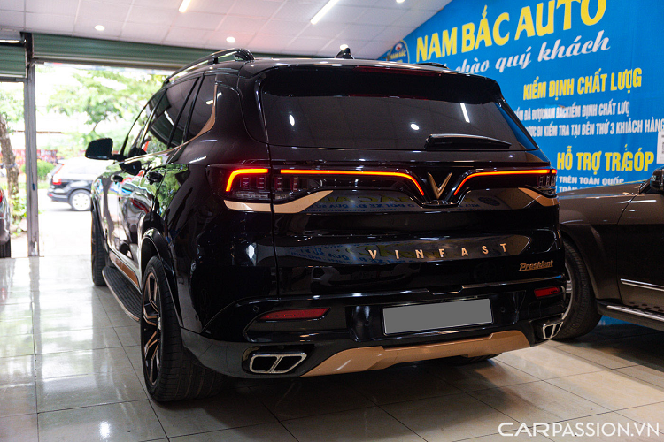 Đi cùng khả năng bứt tốc mạnh mẽ, VinFast President cũng được trang bị những tính năng an toàn hàng đầu như hệ thống hỗ trợ lực phanh khẩn cấp (BA), phân bổ lực phanh điện tử (EBD), cân bằng điện tử (ESC), kiểm soát lực kéo (TCS), hỗ trợ đổ đèo (HDC), chống lật (ROM), cảnh báo điểm mù, cảnh báo lệch làn đường, hay hệ thống camera 360 quanh thân xe.